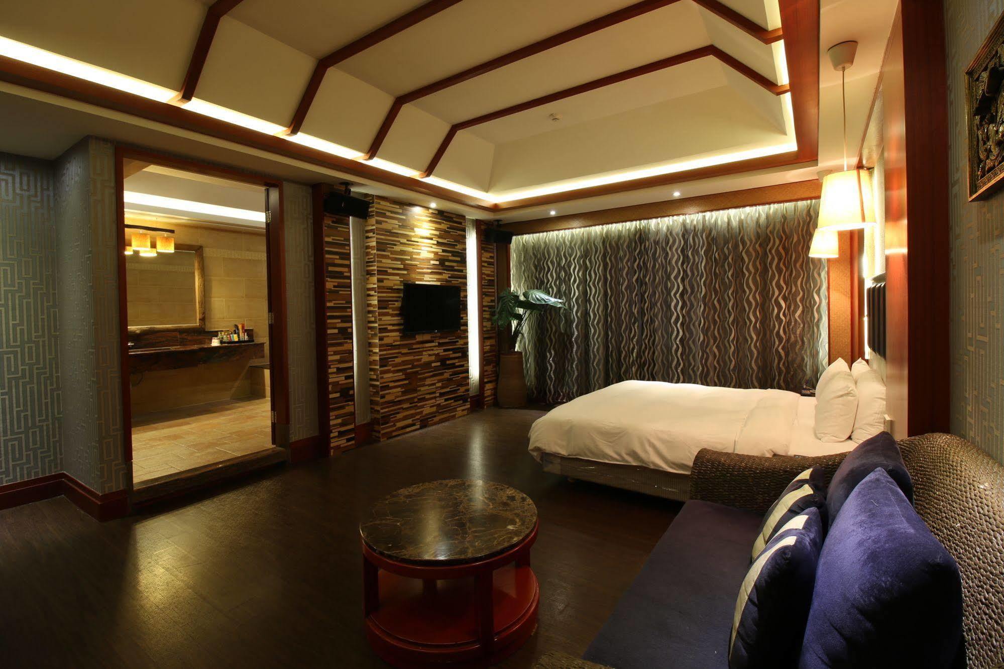Seasons Boutique Motel Гаосюн Экстерьер фото