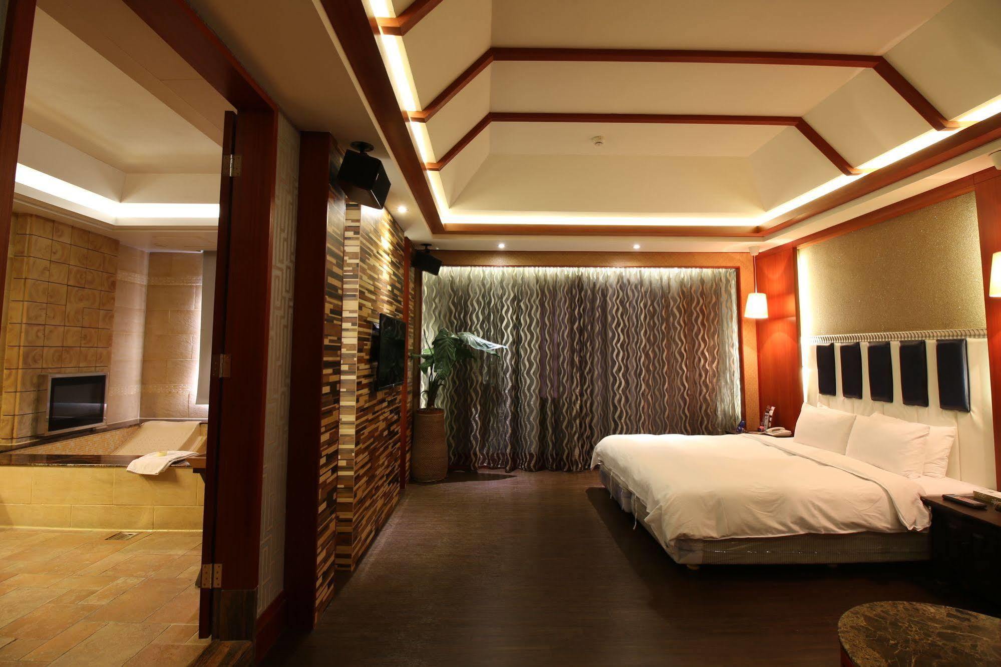 Seasons Boutique Motel Гаосюн Экстерьер фото