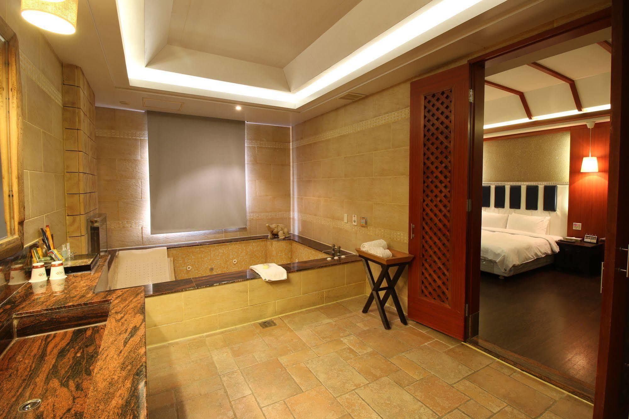 Seasons Boutique Motel Гаосюн Экстерьер фото