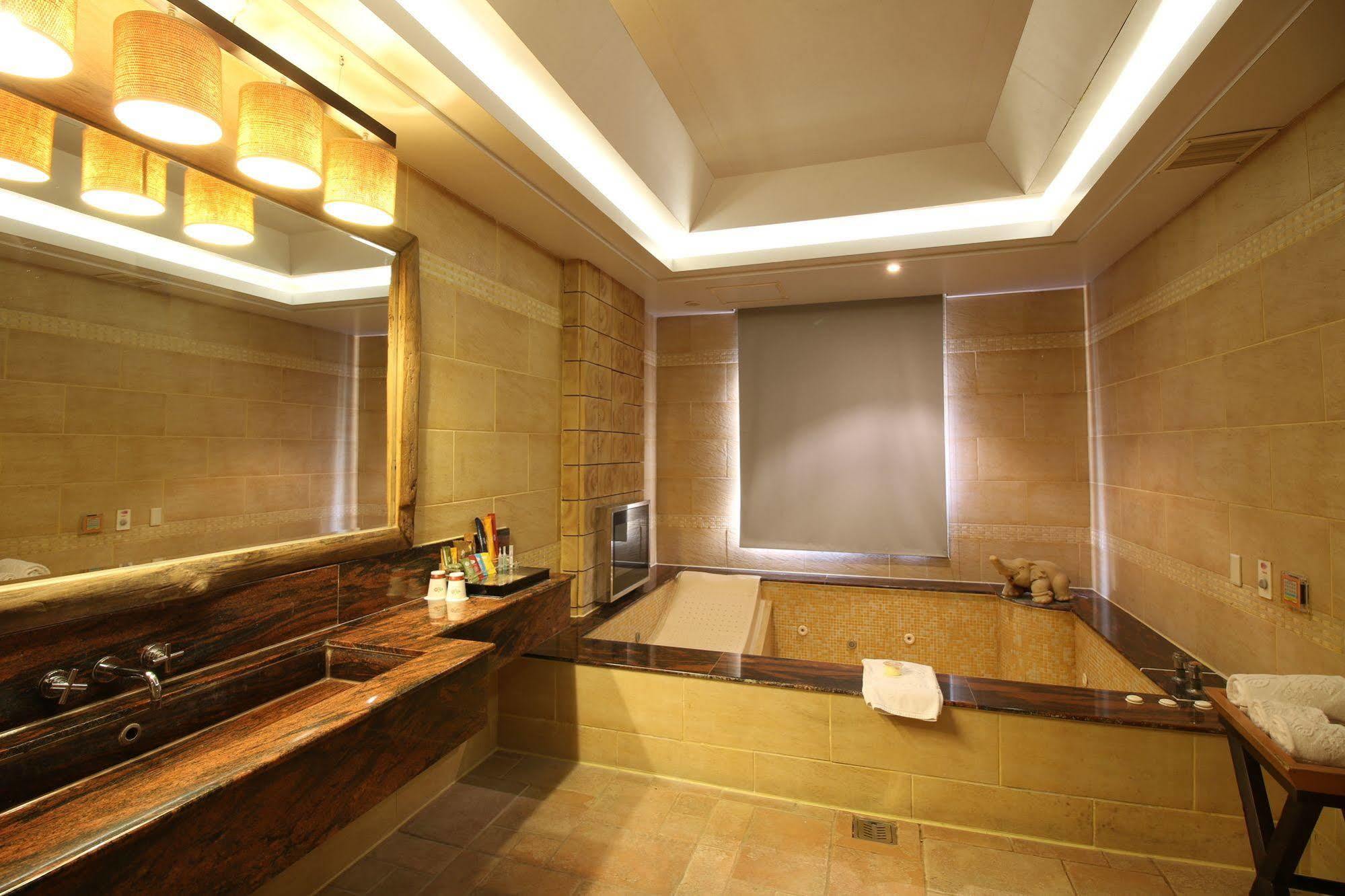 Seasons Boutique Motel Гаосюн Экстерьер фото