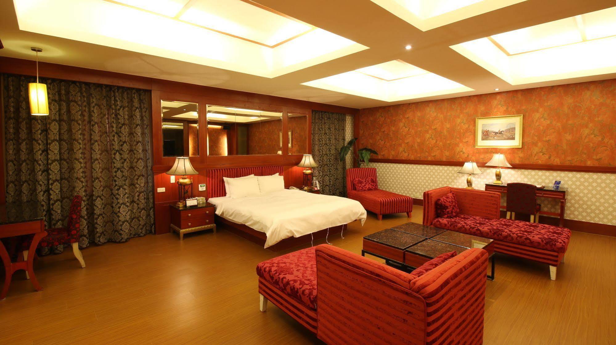 Seasons Boutique Motel Гаосюн Экстерьер фото